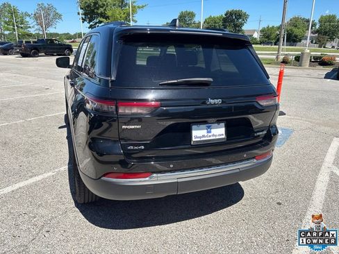 Used 2023 Jeep Grand Cherokee Laredo AWD/4WD image 19