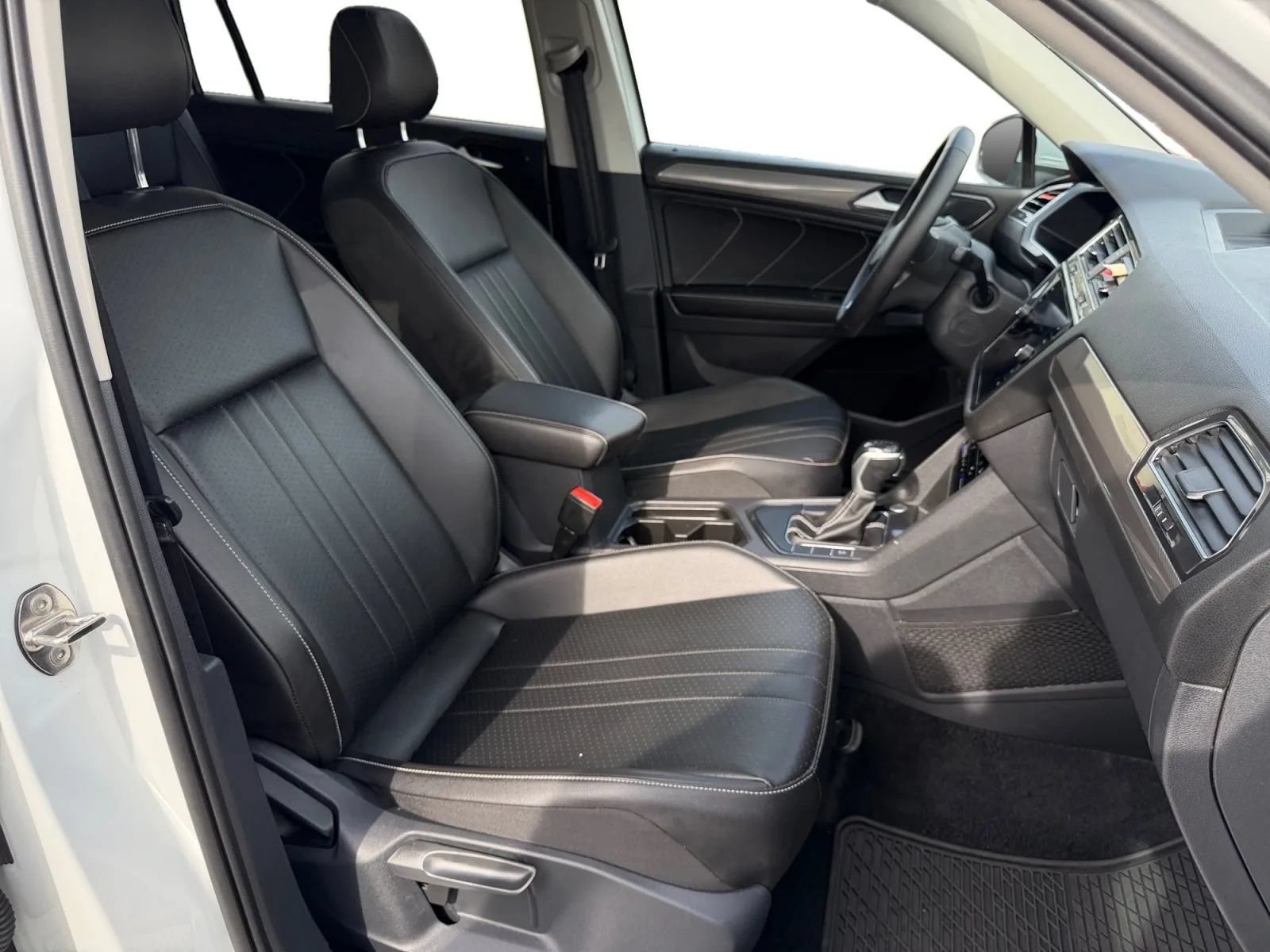 Used 2022 Volkswagen Tiguan SE FWD image 19