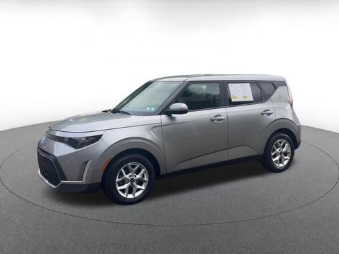 Used 2025 Kia Soul LX w/ LX Technology Package FWD image 8