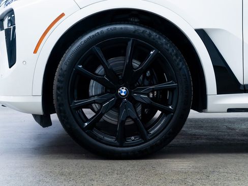 Used 2025 BMW X7 xDrive40i w/ M Sport Package image 7