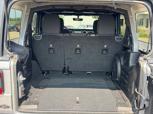 Used 2018 Jeep Wrangler Unlimited Sahara AWD/4WD image 5