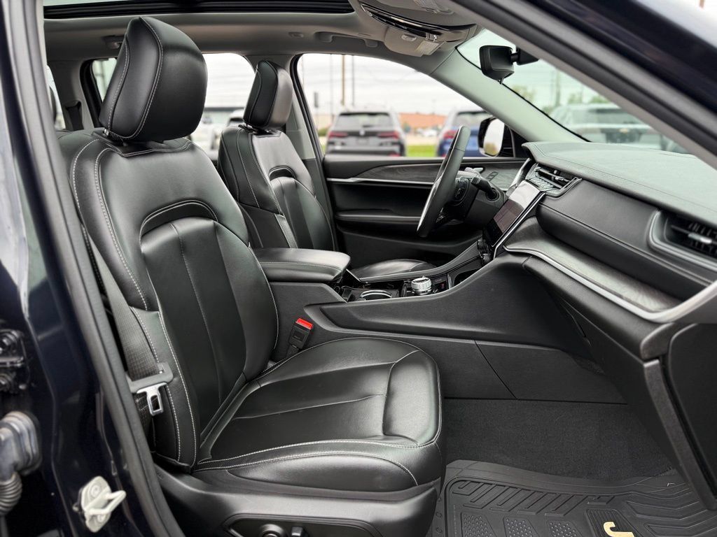 Used 2023 Jeep Grand Cherokee Limited AWD/4WD image 17
