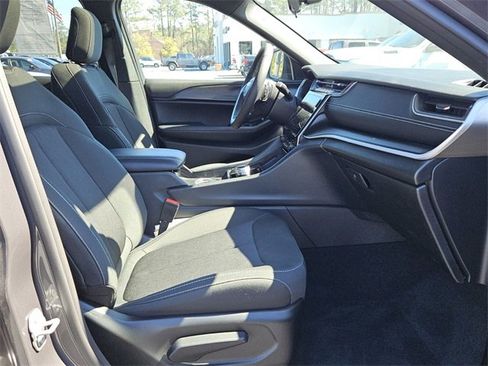 Used 2025 Jeep Grand Cherokee Laredo X image 15