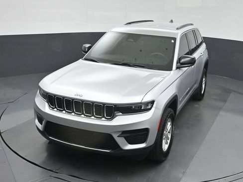 Used 2025 Jeep Grand Cherokee Laredo AWD/4WD image 42