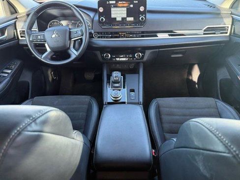 Used 2024 Mitsubishi Outlander SE image 16