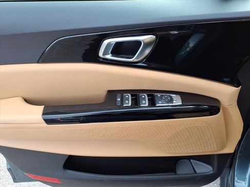 Used 2024 Kia Carnival EX image 16