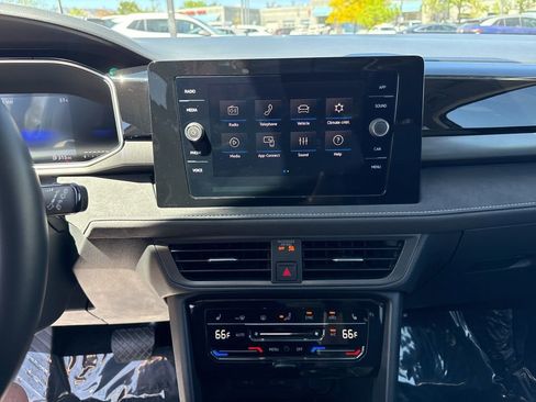 Used 2025 Volkswagen Taos SE AWD/4WD image 17