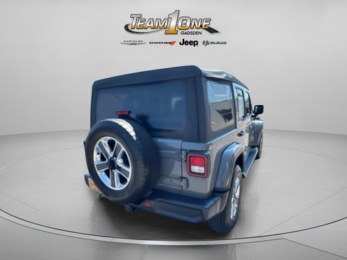 Used 2018 Jeep Wrangler Unlimited Sahara AWD/4WD image 6