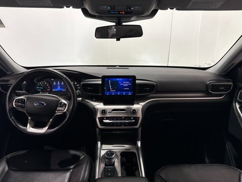 Used 2021 Ford Explorer XLT image 2