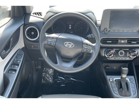 Used 2022 Hyundai Kona SE image 16