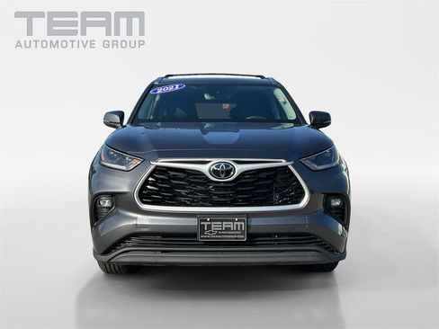 Used 2021 Toyota Highlander XLE image 2