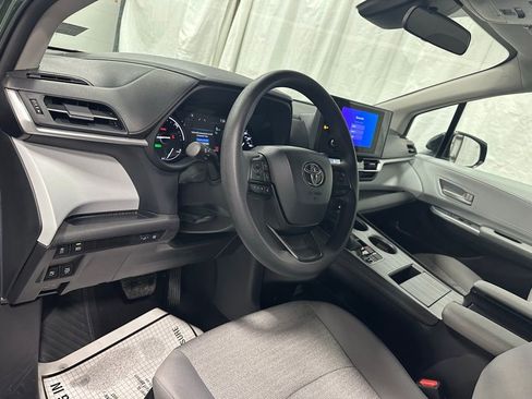 Used 2025 Toyota Sienna LE image 15