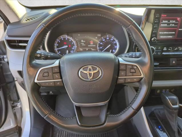 Used 2022 Toyota Highlander XLE AWD/4WD image 16