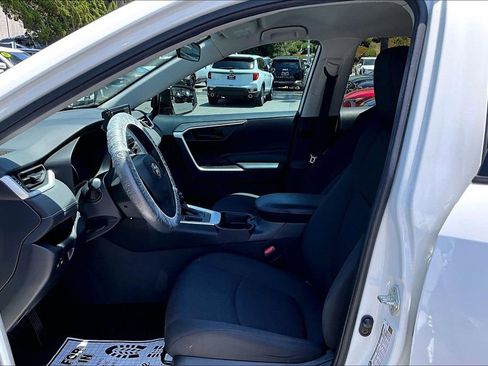 Used 2019 Toyota RAV4 LE FWD image 14