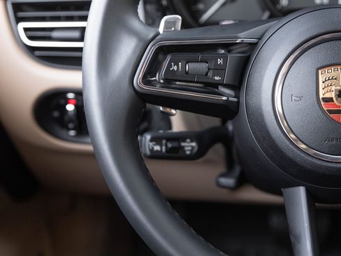 Used 2025 Porsche Macan image 15