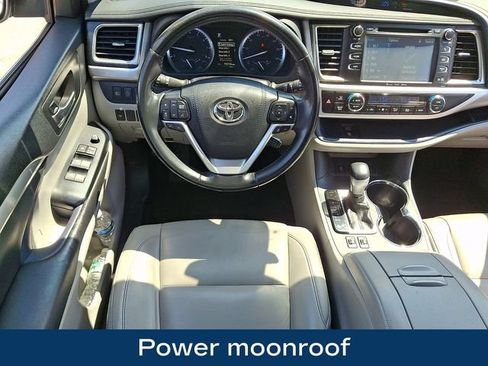 Used 2019 Toyota Highlander XLE FWD image 3