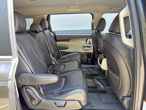 Used 2023 Kia Carnival LX FWD image 36