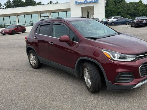Used 2017 Chevrolet Trax LT w/ LT Convenience Package FWD image 4