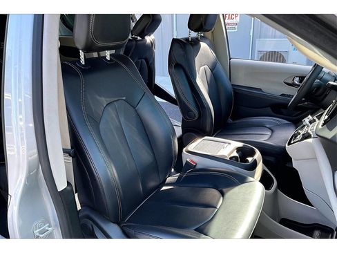 Used 2024 Chrysler Pacifica Touring-L FWD image 7
