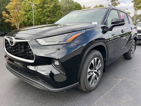 New 2025 Toyota Highlander XLE image 7