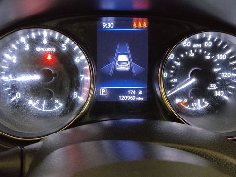 Used 2021 Nissan Rogue Sport S image 23