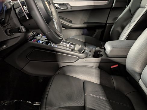 Certified 2026 Porsche Macan AWD/4WD image 4