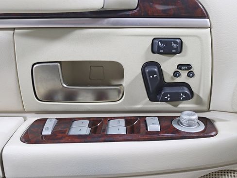 Used 2010 Lincoln Town Car Signature Limited RWD image 26