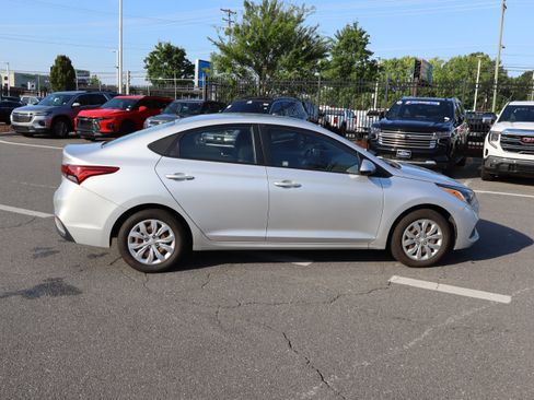 Used 2018 Hyundai Accent SE FWD image 11
