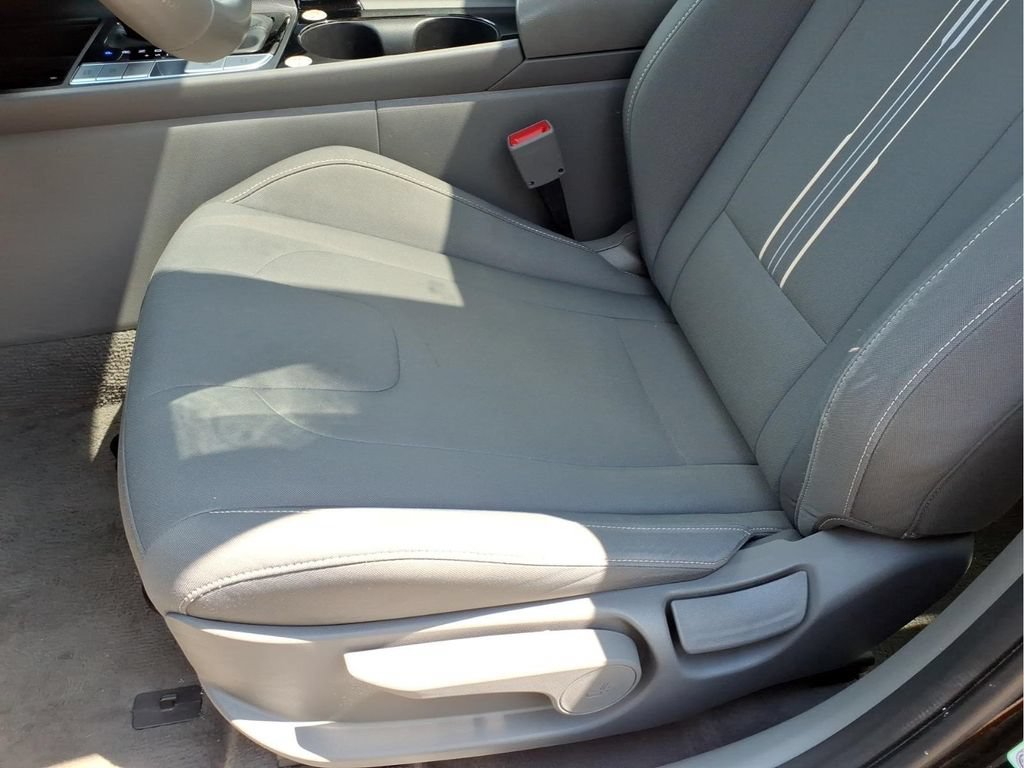 Used 2025 Hyundai Elantra SEL FWD image 16