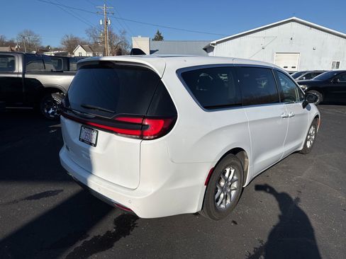 Used 2024 Chrysler Pacifica Touring-L image 7
