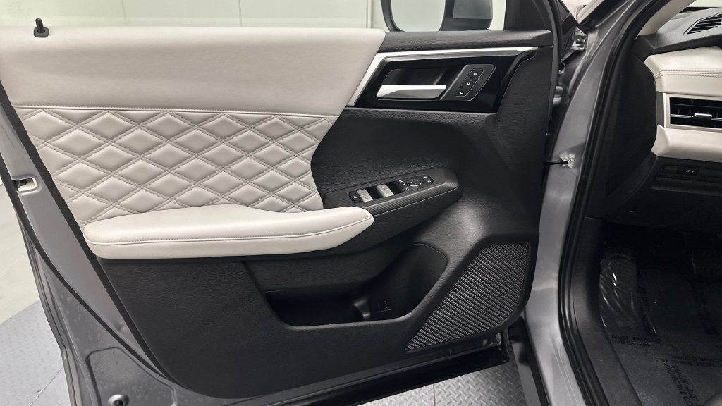 Used 2023 Mitsubishi Outlander SEL AWD/4WD image 17
