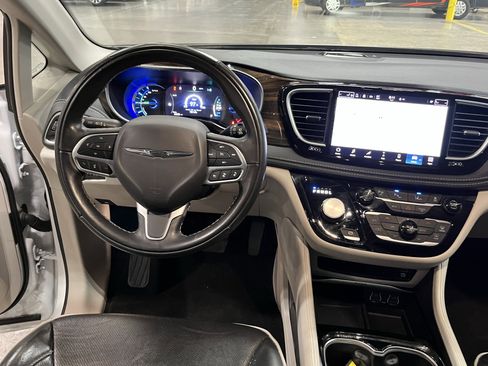 Used 2022 Chrysler Pacifica Limited w/ Uconnect Theater Family Group FWD image 12