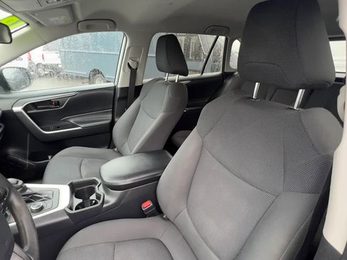 Used 2019 Toyota RAV4 LE w/ Carpet Mat Package image 17
