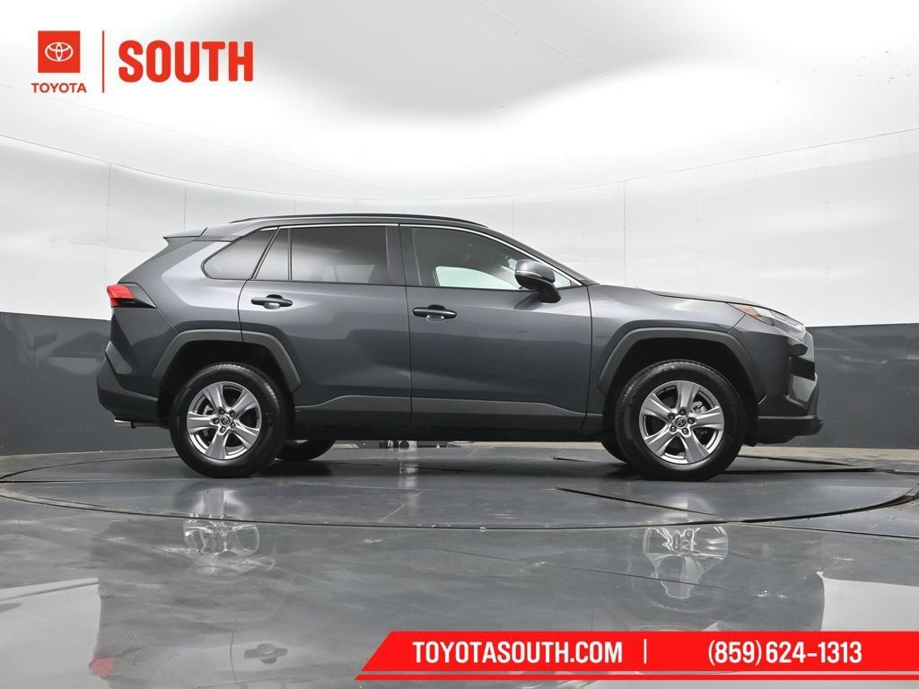 Used 2025 Toyota RAV4 XLE AWD/4WD image 36