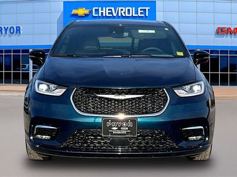 Used 2025 Chrysler Pacifica Select image 2