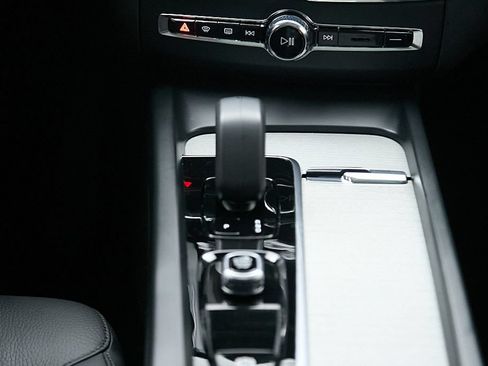 Certified 2025 Volvo XC60 T8 Plus w/ Protection Package Premier AWD/4WD image 28