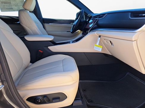 New 2025 Jeep Grand Cherokee Limited image 24