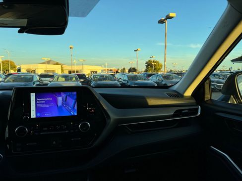 Used 2025 Toyota Highlander LE image 35