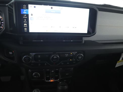 New 2025 Jeep Gladiator Sport image 17