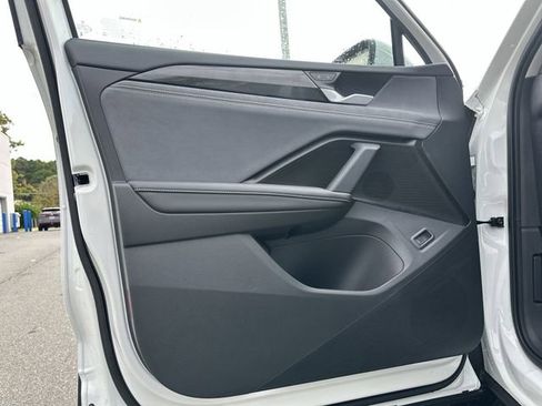 Certified 2025 Volkswagen Tiguan SE FWD image 13