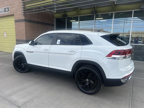 Used 2024 Volkswagen Atlas Cross Sport SE w/ Panoramic Sunroof Package FWD image 4