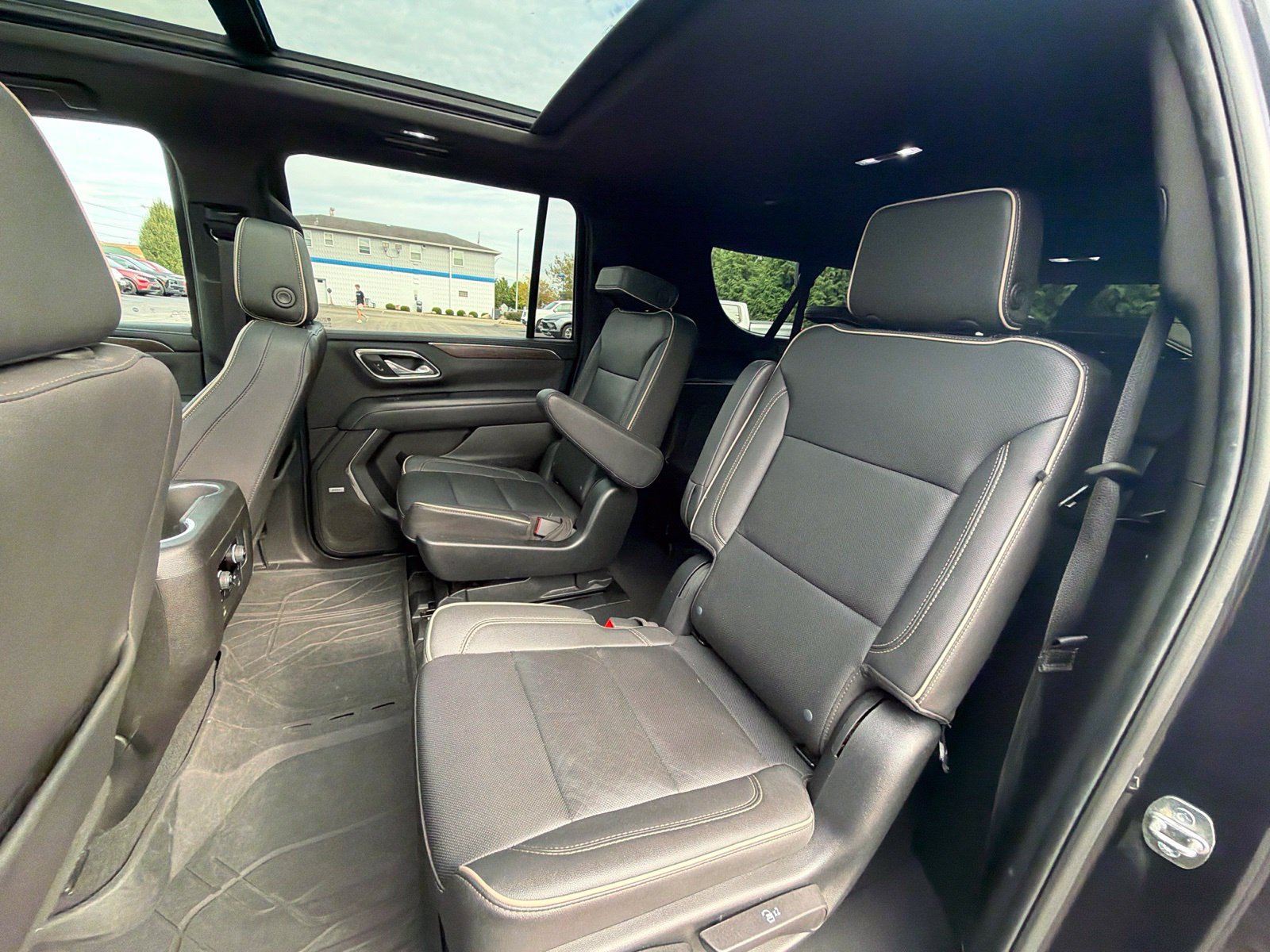 Used 2023 Chevrolet Suburban Premier w/ Premium Package AWD/4WD image 27