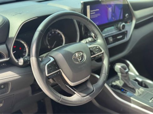 Used 2023 Toyota Highlander XLE image 6