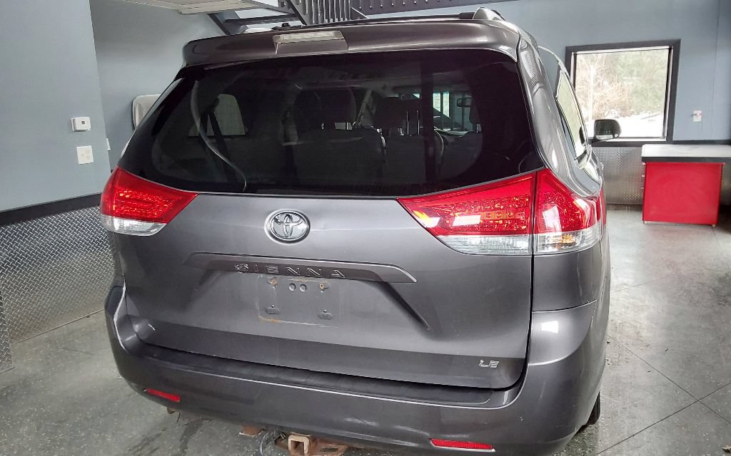 Used 2011 Toyota Sienna LE FWD image 24