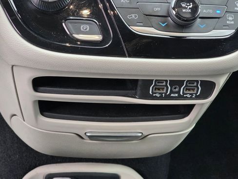 Used 2024 Chrysler Pacifica Touring-L image 24