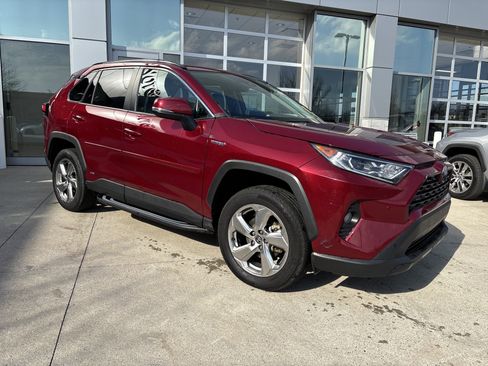 Certified 2021 Toyota RAV4 XLE Premium image 2