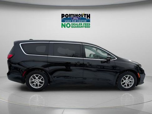 Used 2024 Chrysler Pacifica Touring-L FWD image 6