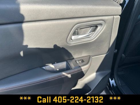 Used 2025 Nissan Rogue SV AWD/4WD image 21