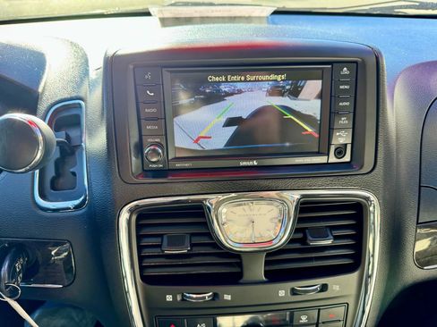 Used 2013 Chrysler Town & Country Touring image 12