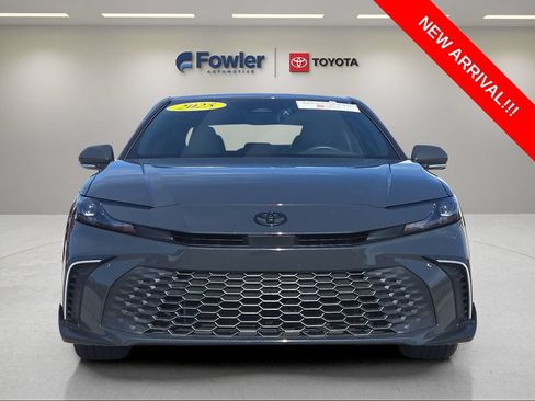 Used 2025 Toyota Camry SE AWD/4WD image 2